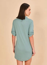 Załaduj obraz do przeglądarki galerii, Model Back: Uv Line Chemise Shirtdress Copenhagen Water Green Upf50+
