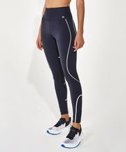 Załaduj obraz do przeglądarki galerii, Model Front: Alto Giro Fitness Bas Legging Body Tex Breeze Com Refletivo Preto
