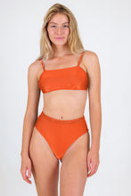 Załaduj obraz do przeglądarki galerii, Model Front: Rio De Sol Ensemble Set Paprica Bandeau-Reto Hotpants
