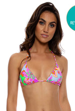 Załaduj obraz do przeglądarki galerii, Model Front: Luli Fama Haut Top Wavy Ruched Reversible Vivi Il Momento
