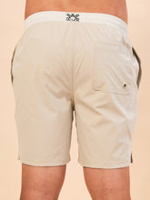 Załaduj obraz do przeglądarki galerii, Model Back: Uv Line Bermuda / Short Pour Homme Shorts Acqua Boxer Areia Upf50+
