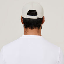 Załaduj obraz do przeglądarki galerii, Model Back: Uv Line Casquette Cap Uv Pro Masc Sand Upf50+
