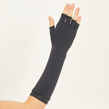 Załaduj obraz do przeglądarki galerii, Model Back: Uv Line Gants Long Gloves Uni Black Upf50+
