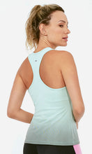 Załaduj obraz do przeglądarki galerii, Model Back: Alto Giro Fitness Haut Regata Skin Fit Degrade Menta
