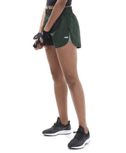 Załaduj obraz do przeglądarki galerii, Model Front: Alto Giro Fitness Bas Shorts Tecnospan Verde Militar
