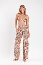 Załaduj obraz do przeglądarki galerii, Model Front: Rio De Sol Pantalon De Plage Leopard Wide Pants
