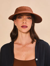 Załaduj obraz do przeglądarki galerii, Model Front: Uv Line Casquette Visor Capri Colors Nac Fem Coniac Upf50+
