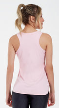 Załaduj obraz do przeglądarki galerii, Model Back: Alto Giro Fitness Haut Regata Skin Fit Alongada Gola V Rosa Clara
