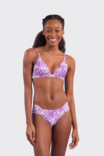 Załaduj obraz do przeglądarki galerii, Model Front: Rio De Sol Ensemble Set Trail-Purple Tri-Fixo Baobi-Cheeky
