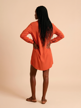 Załaduj obraz do przeglądarki galerii, Model Back: Uv Line Chemise Shirtdress Copenhagen Pitanga Upf50+
