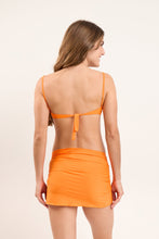 Załaduj obraz do przeglądarki galerii, Model Back: Rio De Sol Jupe De Page Bio-Laranjada Skirt Knot
