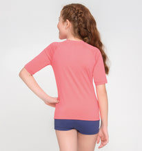 Załaduj obraz do przeglądarki galerii, Model Back: Uv Line T-Shirt T-Shirt Uvpro Kids Coral Upf50+
