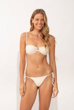 Załaduj obraz do przeglądarki galerii, Model Front: Rio De Sol Bas Bottom Malibu-Natural Cheeky-Tie
