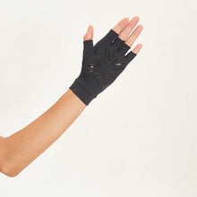 Załaduj obraz do przeglądarki galerii, Model Back: Uv Line Gants Short Gloves Uni Black Upf50+
