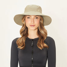 Załaduj obraz do przeglądarki galerii, Model Front: Uv Line Chapeau Souple/Capeline Hat Lyon Nac L Fem Kaki Upf50+
