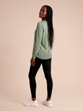 Załaduj obraz do przeglądarki galerii, Model Back: Uv Line T-Shirt Longsleeve Fem New Fit Mix Grey Upf50+
