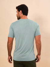 Załaduj obraz do przeglądarki galerii, Model Back: Uv Line T-Shirt Pour Homme T-Shirt New Fit Masc Verde Agua Upf50+
