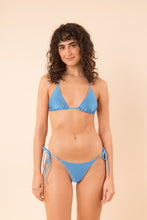 Załaduj obraz do przeglądarki galerii, Model Front: Rio De Sol Bas Bottom Shimmer-Baltic-Sea Cheeky-Tie
