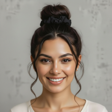 Załaduj obraz do przeglądarki galerii, Model Front: Rio De Sol Chouchou Icon-Nero Scrunchie
