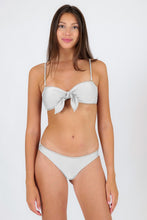 Załaduj obraz do przeglądarki galerii, Model Front: Rio De Sol Haut Top Shimmer-White Bandeau-Knot
