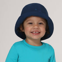 Załaduj obraz do przeglądarki galerii, Model Front: Uv Line Bob Hat Napoli Basic Kids Nac Inf Navy Blue Upf50+
