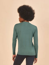 Załaduj obraz do przeglądarki galerii, Model Back: Uv Line T-Shirt Longsleeve Fem New Fit Textura Verde Jade Upf50+
