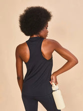 Załaduj obraz do przeglądarki galerii, Model Back: Uv Line Fitness Haut Regata Sport Color Fem Preto Upf50+
