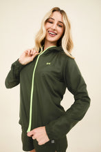Załaduj obraz do przeglądarki galerii, Bag-Foldable Windbreaker Jacket Verde Militar
