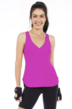 Załaduj obraz do przeglądarki galerii, Model Front: Alto Giro Fitness Haut Regata Skin Fit Alongada Gola V Pink Orchid
