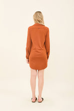 Załaduj obraz do przeglądarki galerii, Model Back: Uv Line Chemise Shirtdress Copenhagen Caramelo Upf50+
