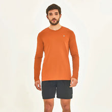 Załaduj obraz do przeglądarki galerii, Model Front: Uv Line T-Shirt Pour Homme Longsleeve Sport Fit Caramelo
