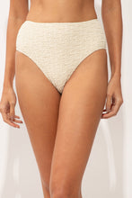 Załaduj obraz do przeglądarki galerii, Gallery: Rio De Sol Bas Bottom Brisa-Offwhite Hotpants
