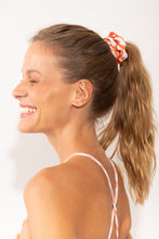 Załaduj obraz do przeglądarki galerii, Model Front: Rio De Sol Chouchou Sahari Scrunchie
