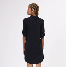 Załaduj obraz do przeglądarki galerii, Model Back: Uv Line Chemise Shirtdress Copenhagen Fem Black Upf50+
