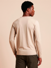 Załaduj obraz do przeglądarki galerii, Model Back: Uv Line T-Shirt Pour Homme Longsleeve New Fit Masc Sand Upf50+

