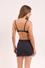 Załaduj obraz do przeglądarki galerii, Model Back: Rio De Sol Jupe De Page Black Mini Skirt Ruched
