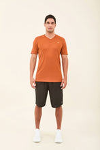 Załaduj obraz do przeglądarki galerii, Model Front: Uv Line T-Shirt Pour Homme T-Shirt Sport Fit Caramelo Upf50+
