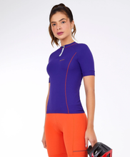 Załaduj obraz do przeglądarki galerii, Model Front: Alto Giro Fitness Haut T-Shirt Skin Fit Biker Com Bolsos Roxo Eletric
