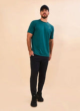 Załaduj obraz do przeglądarki galerii, Model Front: Uv Line T-Shirt Pour Homme T-Shirt New Fit Masc Petroleo Upf50+
