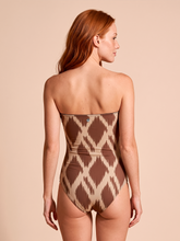Załaduj obraz do przeglądarki galerii, Model Back: Uv Line Une Pièce Swimsuit Bandeau Diamond Upf50+

