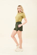 Załaduj obraz do przeglądarki galerii, Short Race Verde Militar UPF50+
