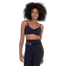 Załaduj obraz do przeglądarki galerii, Model Front: Alto Giro Fitness Haut Top Bodytex Costas Decotada Preto
