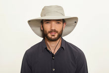 Załaduj obraz do przeglądarki galerii, Model Front: Uv Line Chapeau Souple/Capeline Hat Safari L Masc Sand Upf50+
