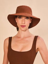 Załaduj obraz do przeglądarki galerii, Model Front: Uv Line Bob Hat California Fem Cognac Upf50+
