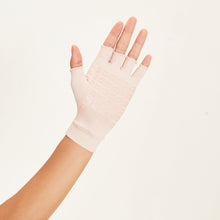 Załaduj obraz do przeglądarki galerii, Model Back: Uv Line Gants Short Gloves Anti-Aging Uni Nude Upf50+
