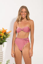 Załaduj obraz do przeglądarki galerii, Model Front: Rio De Sol Haut Top Shimmer-Confetti Twist
