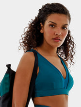 Załaduj obraz do przeglądarki galerii, Model Front: Alto Giro Fitness Haut Top Up Co2 Com Recortes Atlanta Azul
