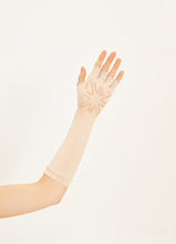 Załaduj obraz do przeglądarki galerii, Model Back: Uv Line Gants Long Gloves Uni Beige Upf50+
