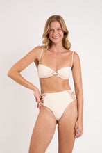 Załaduj obraz do przeglądarki galerii, Model Front: Rio De Sol Ensemble Set Malibu-Natural Bandeau-Iris High-Waist-Spin-Iris
