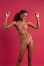 Załaduj obraz do przeglądarki galerii, Image 09: Rio De Sol Ensemble Set Shimmer-Copper Bandeau-Joy Nice-Fio
